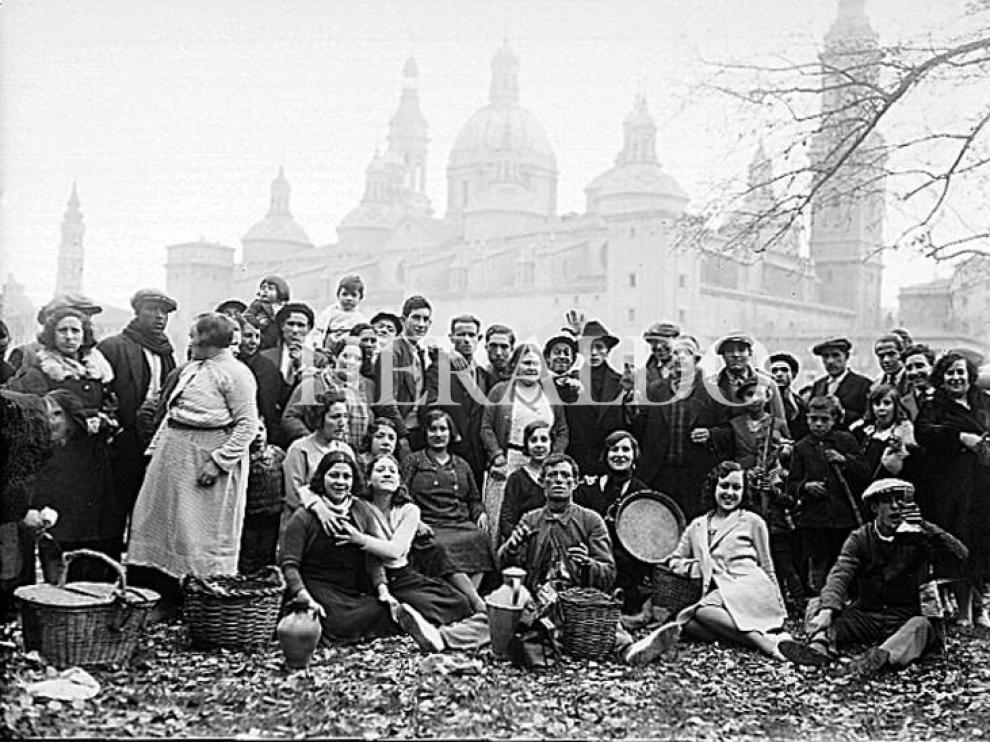 Un grupo de zaragozanos celebran la Cincomarzada en Macanaz en los años 30.