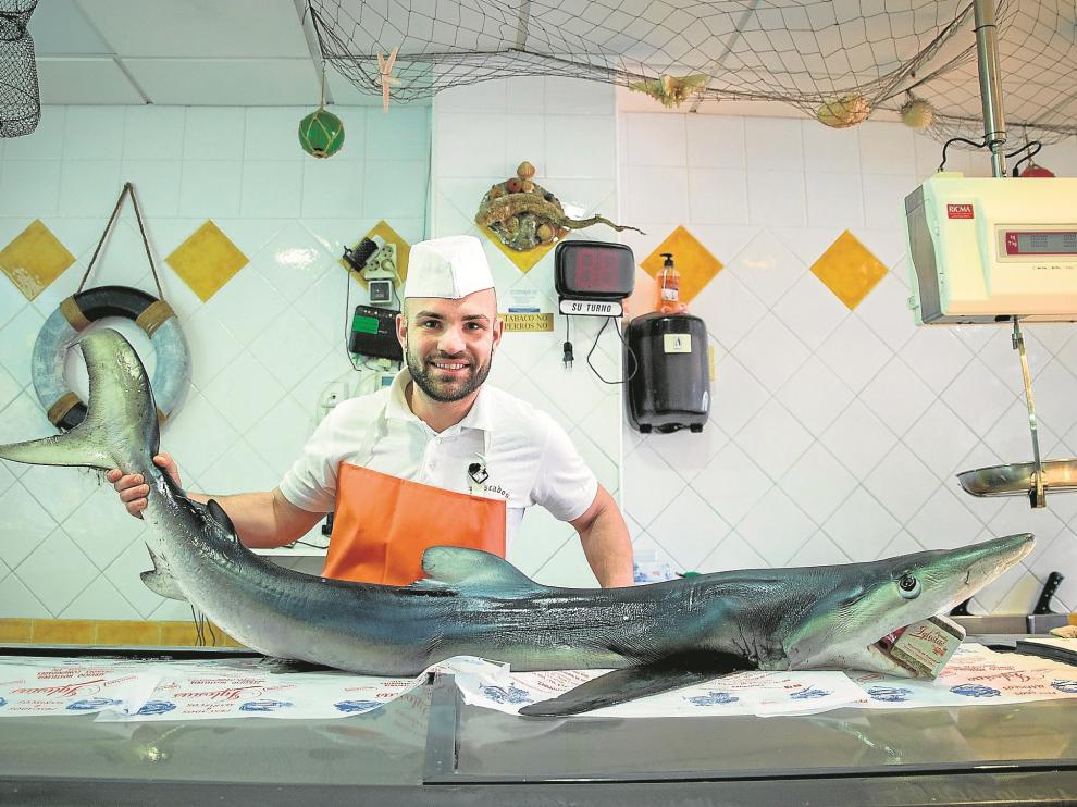Eloy Iglesias, de Pescados Iglesias, en Zaragoza, muestra una tintorera que ofreció a sus clientes en días pasados.