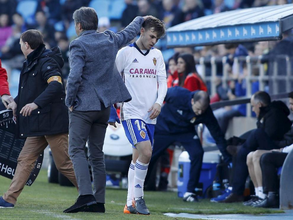 Aleix Febas es saludado por Natxo González en el momento de su cambio, en el minuto del partido ante el Oviedo este domingo. Su mano derecha se ve protegida por la férula azul que le permitió jugar.