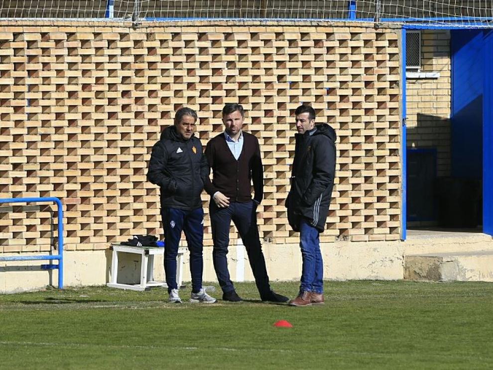 Lalo Arantegui, José Mari Barba y Natxo González, en plena charla al inicio del entrenamiento de este lunes en la Ciudad Deportiva del Real Zaragoza.