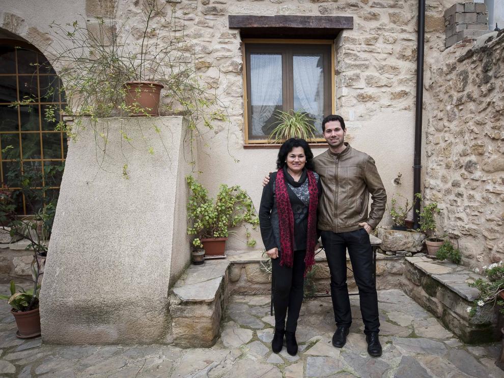 Pilar Pérez y Antonio Sancho en el patio de la casa rural Las Bodegas del Gilo.