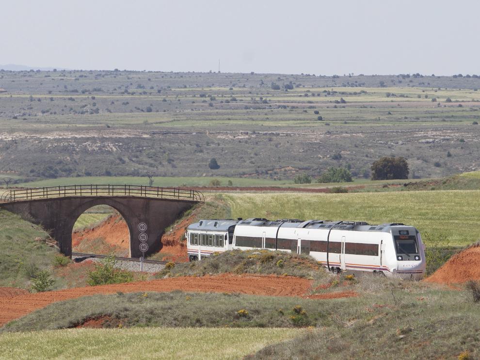 Un tren, que en mayo de 2017 remolcaba un 'tamagotchi' averiado, circula entre Lechago y Ferreruela de Huerva, un tramo con trazado obsoleto