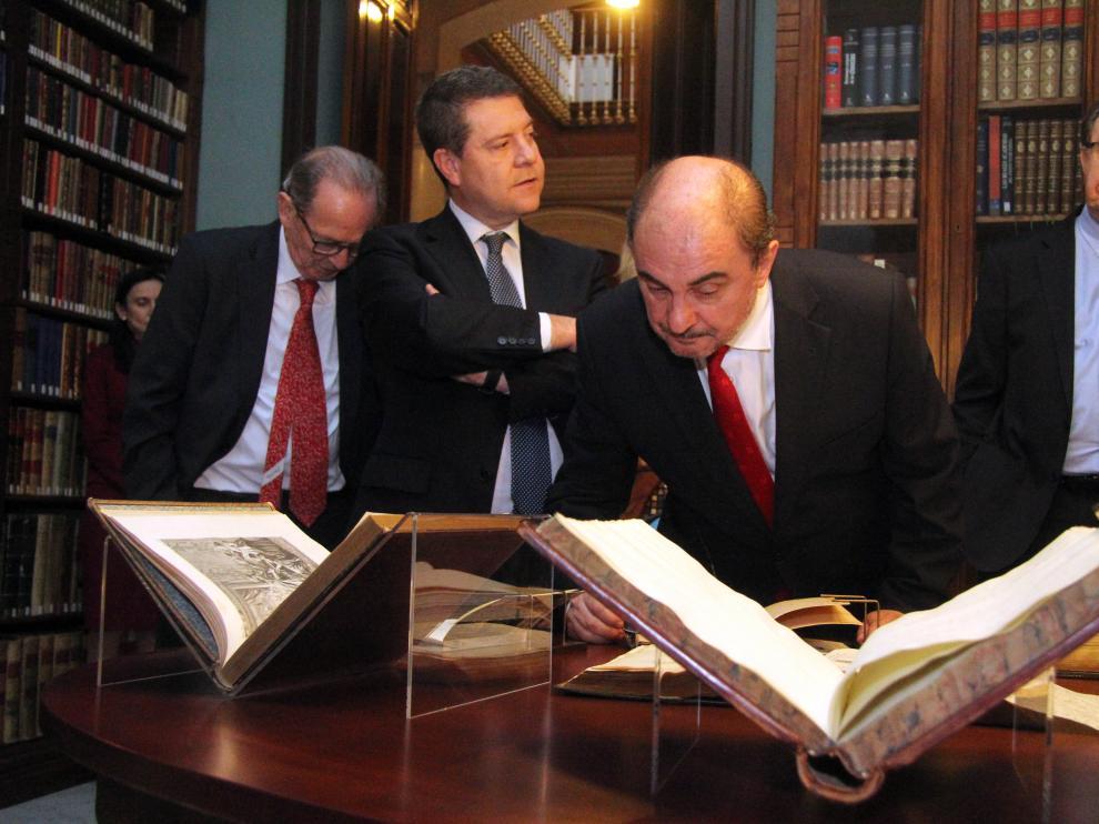 Javier Lambán, en su visita a la RAE, con Emiliano García-Page y el presidente de la Real Academia, Darío Villanueva (a la izquierda).