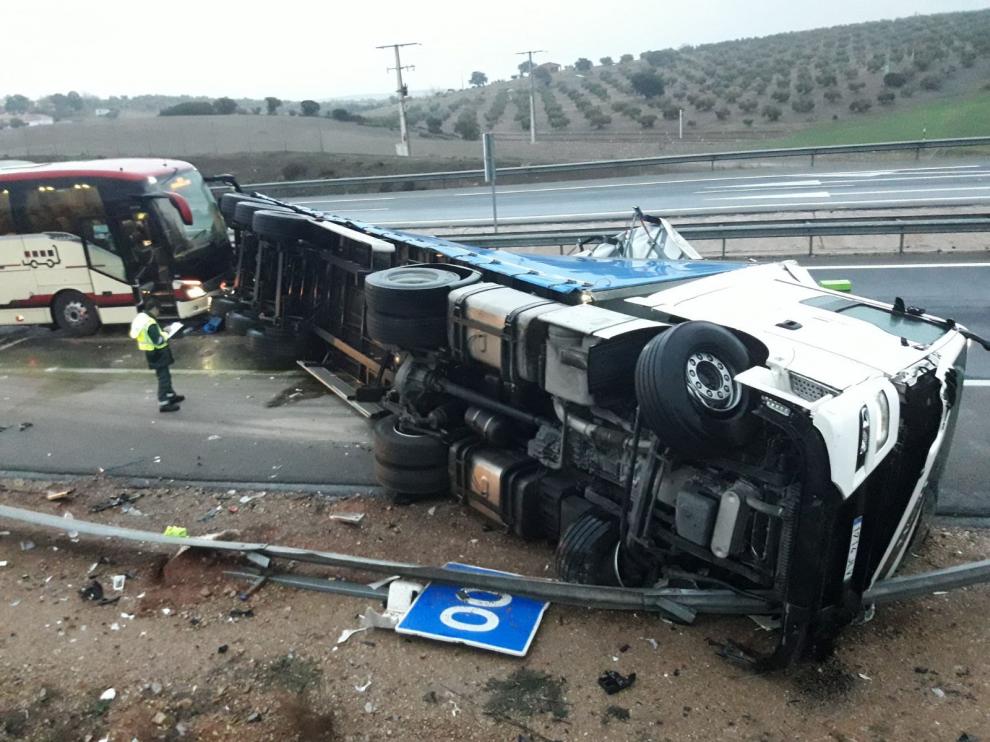 Accidente del autobús del Ríos Renovables contra un camión en Almuradiel