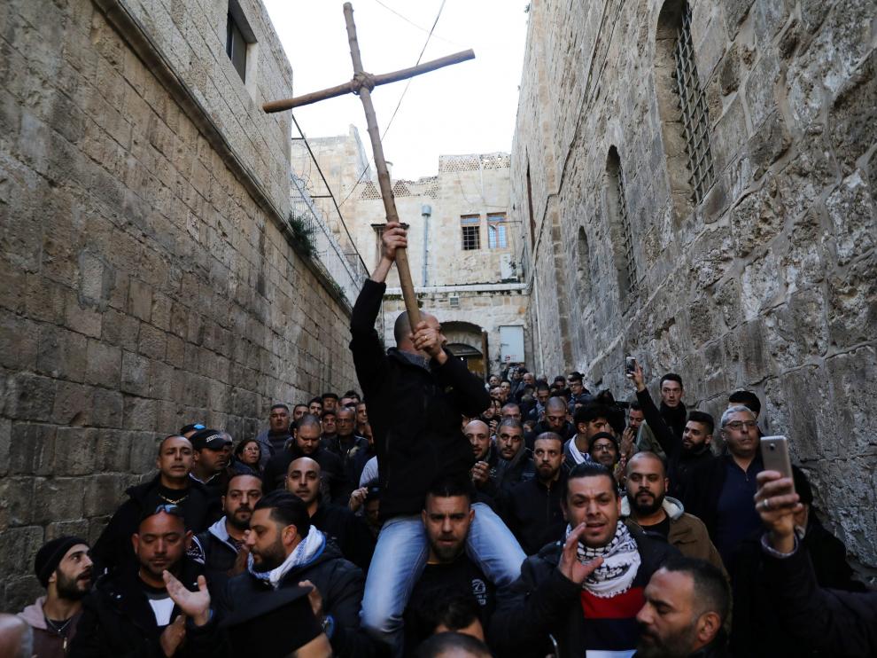 Protestas frente a la puerta de una iglesia