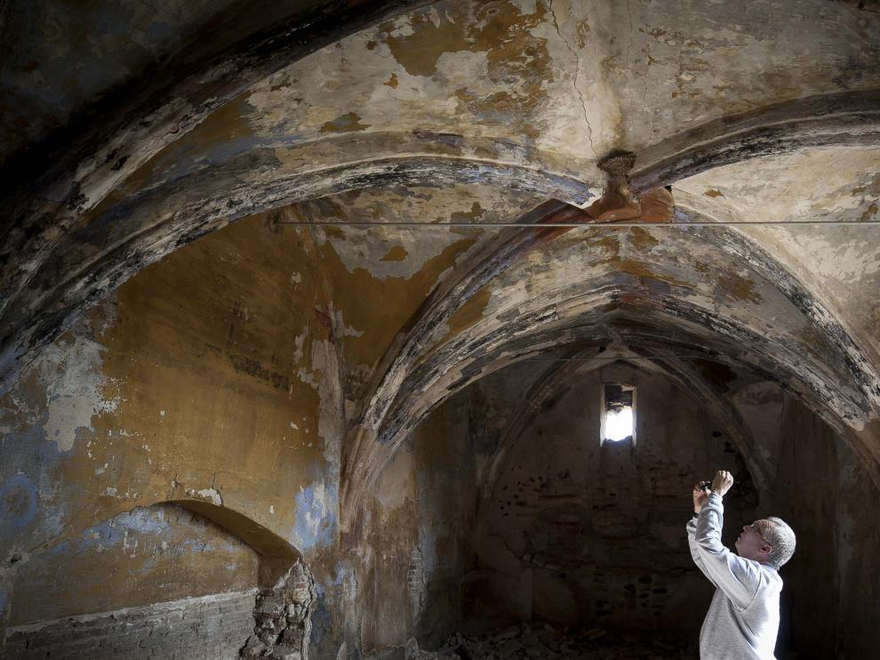 José Antonio Giménez fotografía con su móvil el techo abovedado de la ermita de Gañarul, en clara amenaza de ruina.