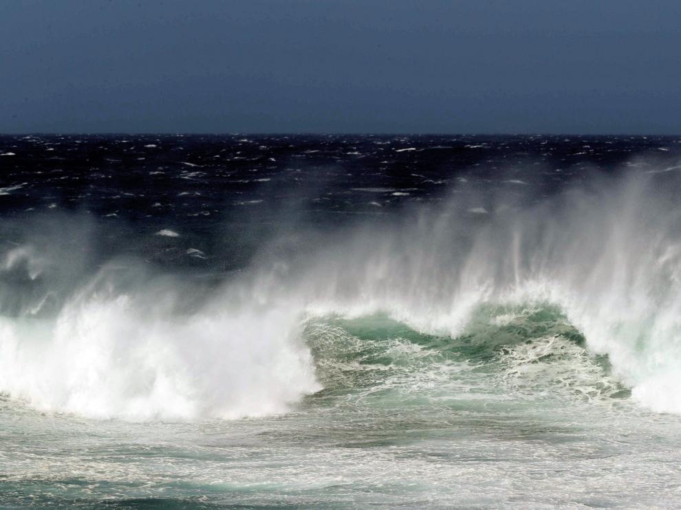 El viento levanta la cresta de las olas en la localidad de Quintanilla, al norte de la isla de Gran Canaria.
