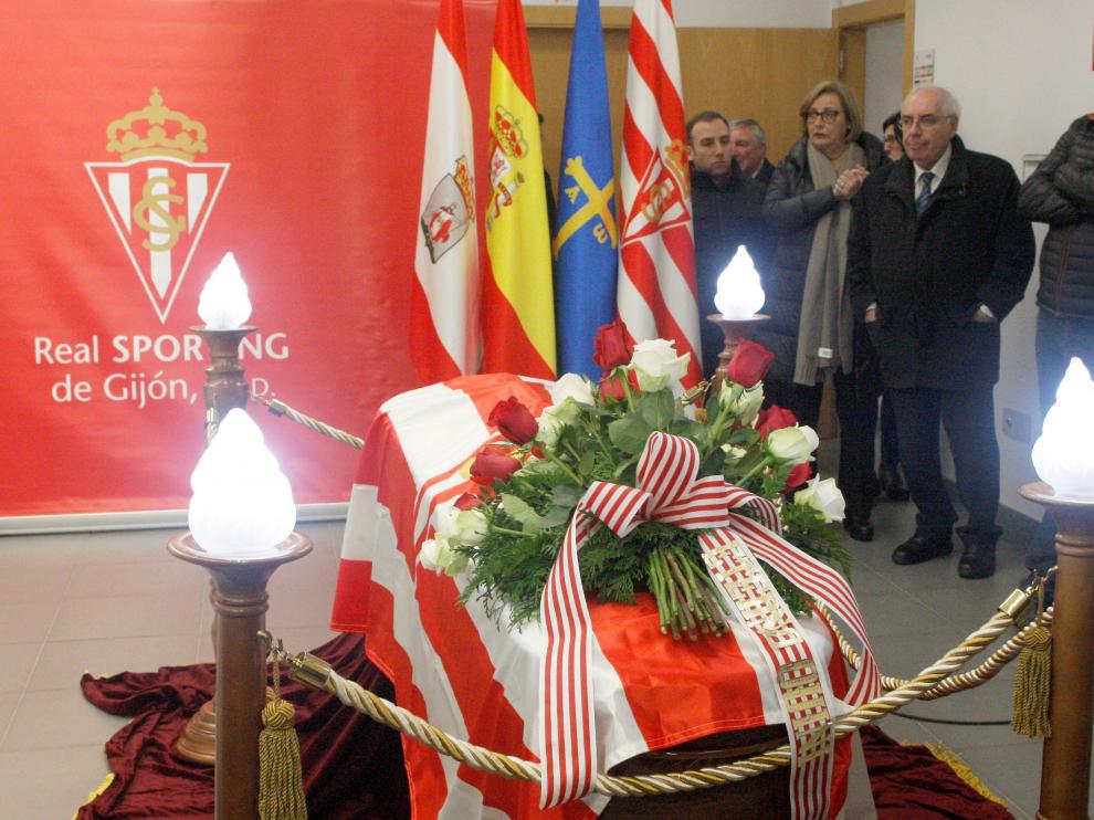 El senador por Asturias Vicente álvarez acompañaa familiares del exfutbolista 'Quini' en la capilla ardiente