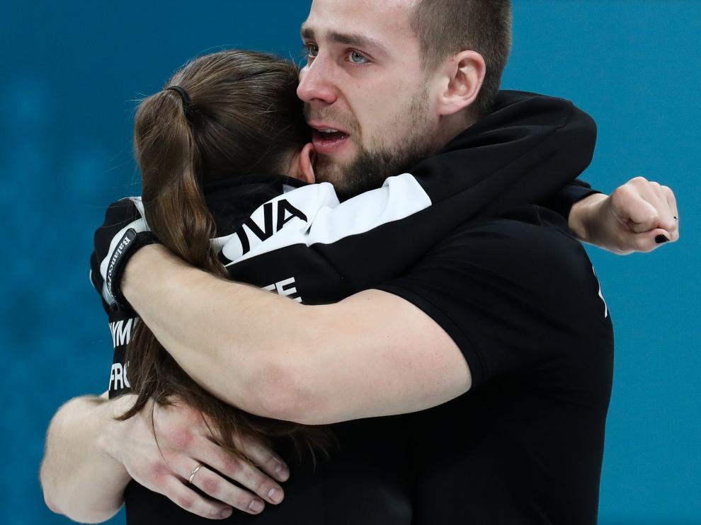 Alexander Krushelnitskii, acusado de dopaje, abrazando a su compañera del equipo de curling Anastasia Bryzgalova.