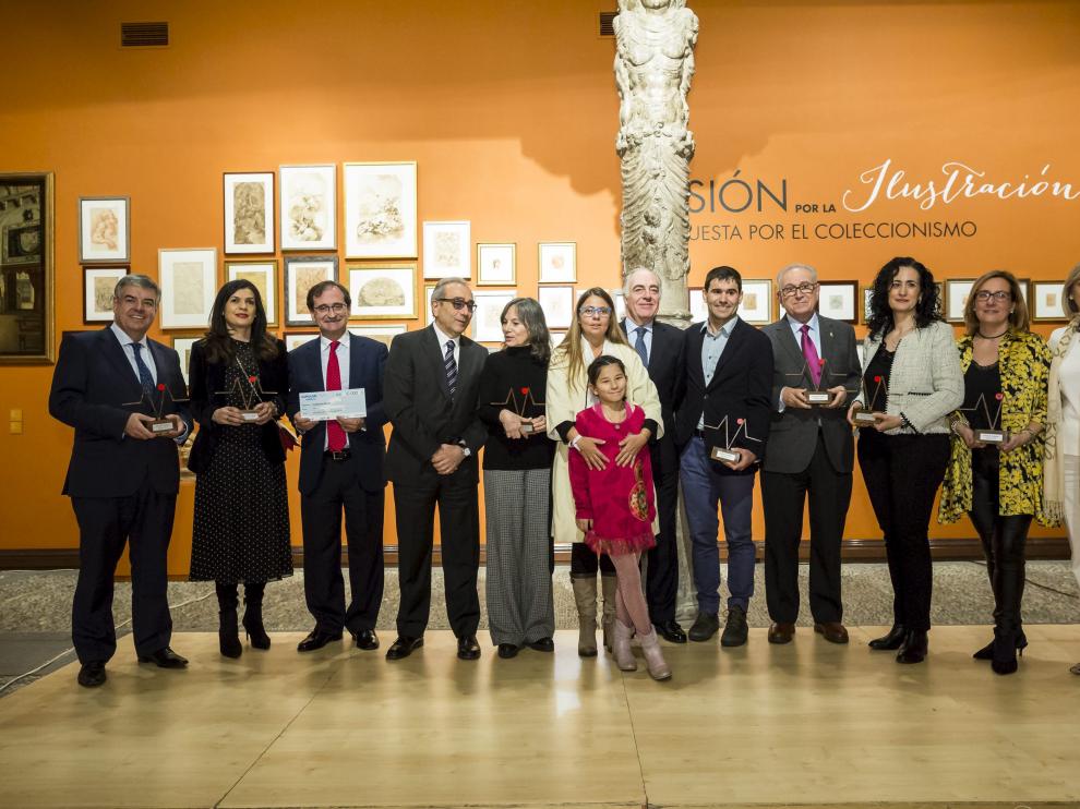 Premiados, embajadores de los proyectos y responsables de Ibercaja, en la foto de grupo