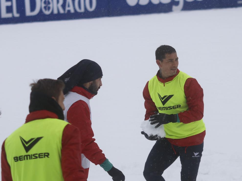 Ezequiel 'Chimy' Ávila durante el entrenamiento de este miércoles en El Alcoraz, con la nieve de protagonista.