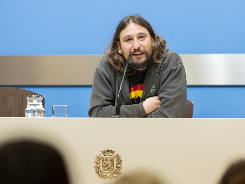 El concejal de Vivienda y Deporte, Pablo Híjar, este jueves en rueda de prensa