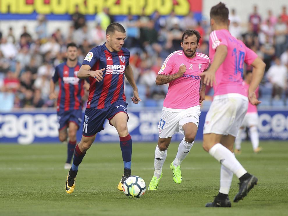 El Huesca visitará el Ramón de Carranza de Cádiz el lunes 26 de marzo a las 21.00. En imagen, Gallar durante el partido de ida en El Alcoraz (1-0).