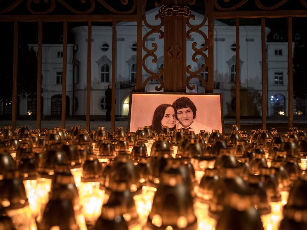 Velas en homenaje a Jan Kuciak, el periodista eslovaco asesinado, junto a su novia frente a la sede del Gobierno en Bratislava