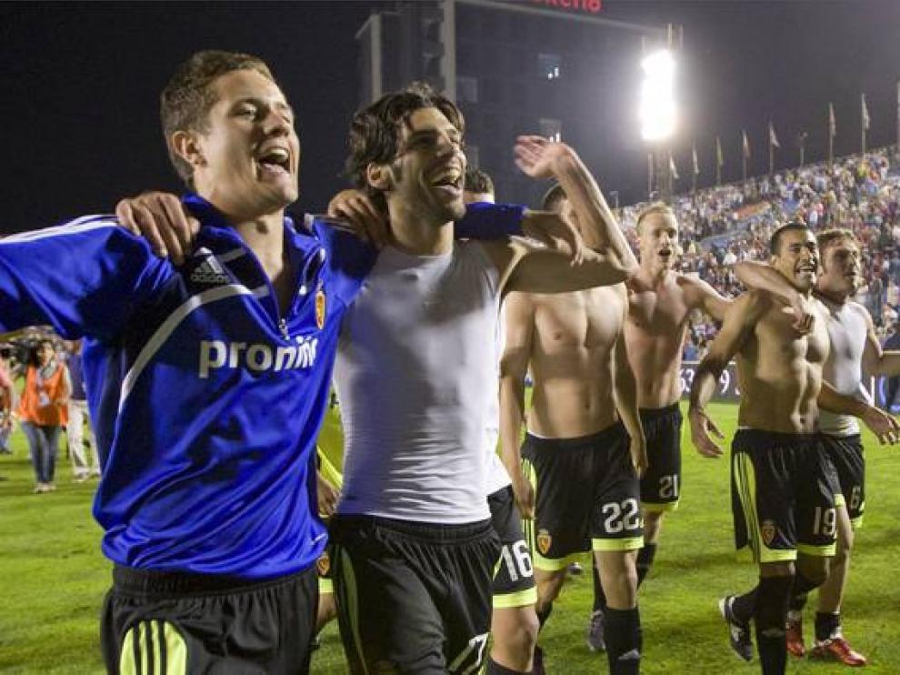 Los jugadores del Real Zaragoza celebran la victoria y la salvación en el campo del Levante, en mayo de 2011.
