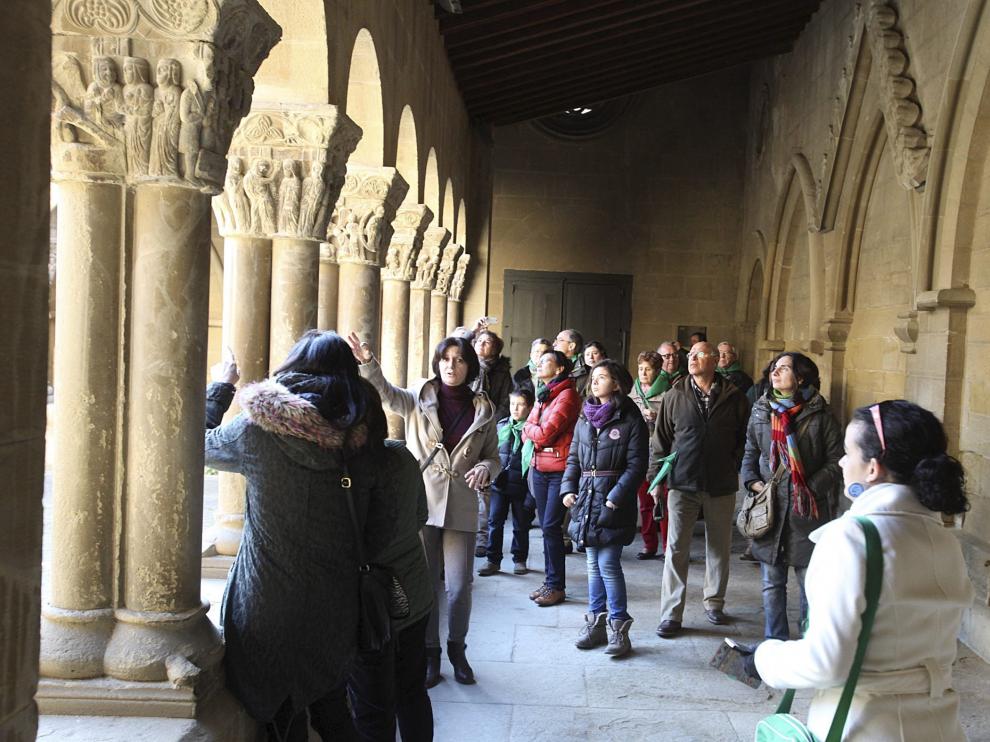 Turistas de Zaragoza visitando el claustro de San Pedro, en Huesca, durante la festividad de San Valero el pasado 29 de enero