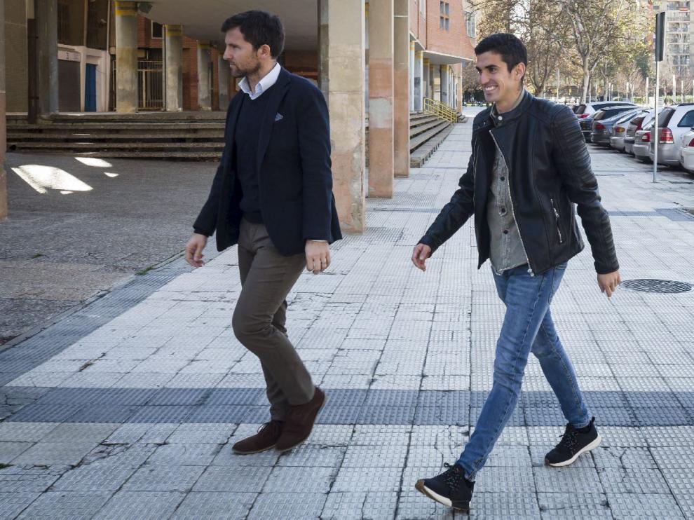 Alfaro, vestido de calle, junto a Lalo Arantegui el día de su presentación en enero.