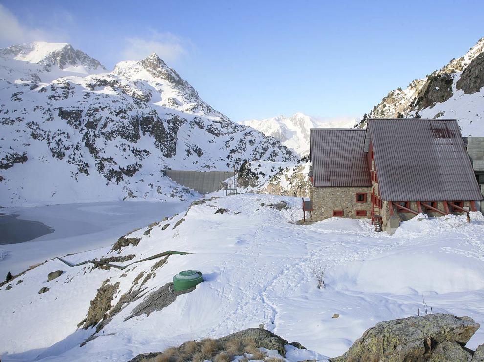 Estampa invernal del refugio de Bachimaña, junto a uno de los ibones que le dan nombre.