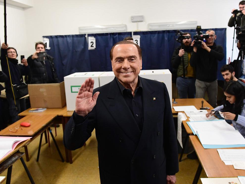 Una activista en toples interrumpe a Berlusconi