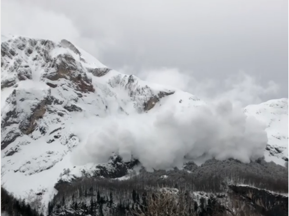 Impresionante avalancha vista desde el paso del Somport