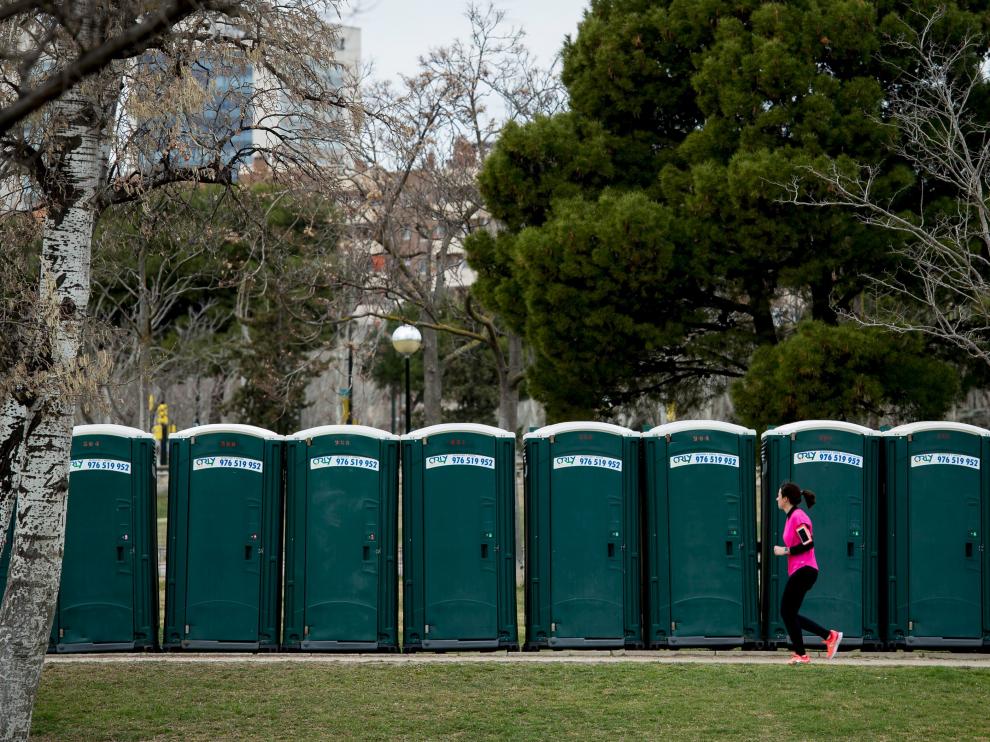 El parque está repleto de contenedores y baños portátiles.
