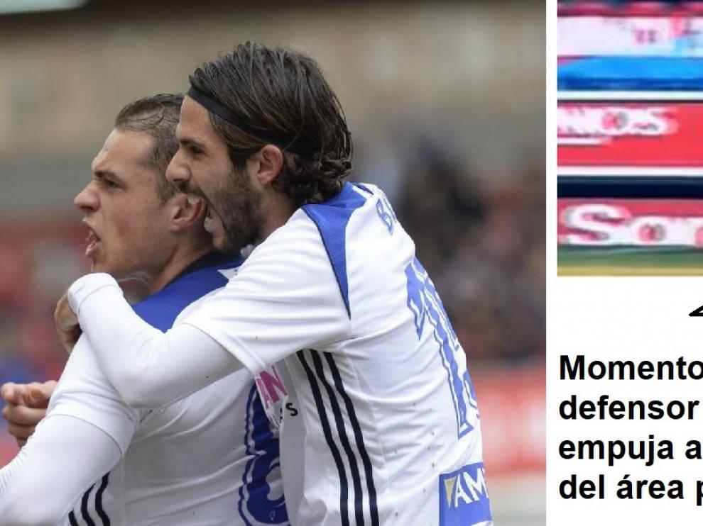 Buff, que celebra el primer tanto junto a Pombo a la izda., es derribado en el final de la primera parte dentro del área, jugada de penalti no pitado que supuso su lesión de rodilla (dcha.).