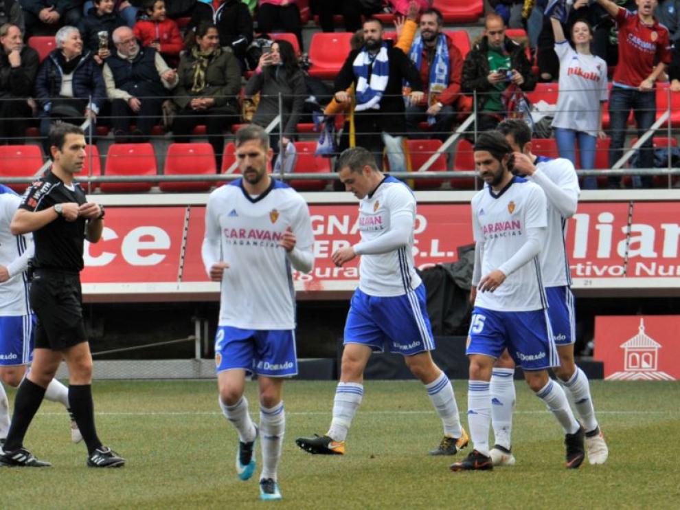 Cordero Vega, el árbitro cántabro del Numancia-Real Zaragoza del sábado, anota el tanto de Pombo (en el centro de la fotografía) que supuso el 0-1.