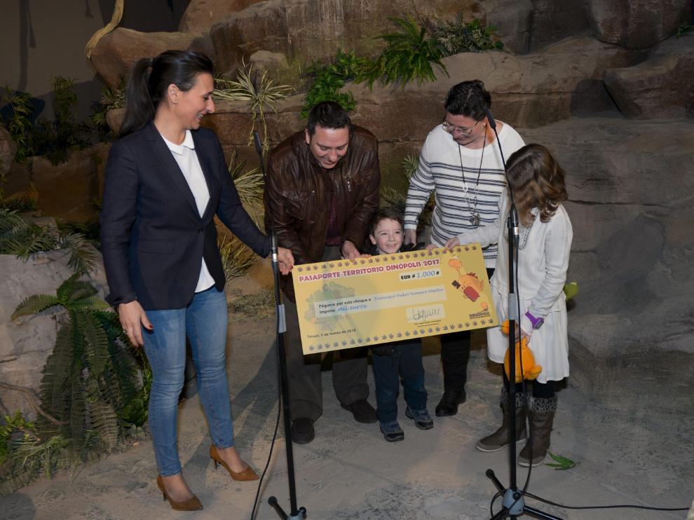 Higinia Navarro, a la izquierda, junto a la familia ganadora del cheque.