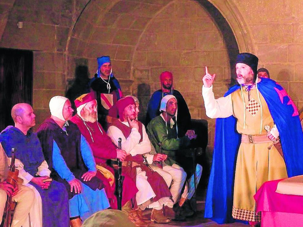 Caballeros de Exea participan en una recreación histórica en Ejea durante las fiestas de San Juan.