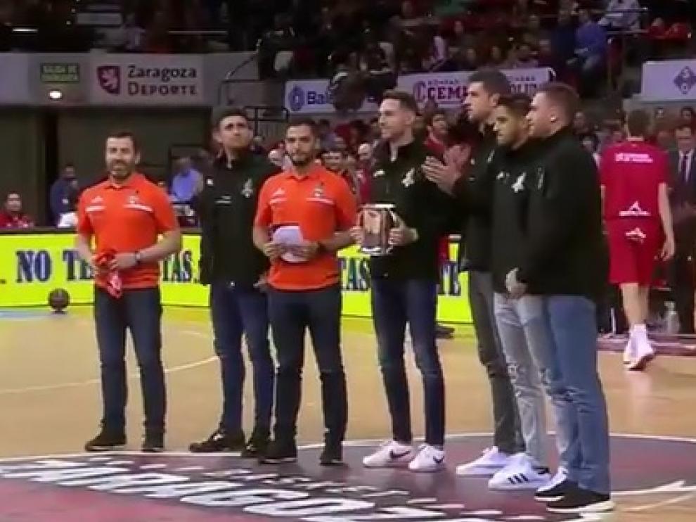 Los jugadores del Voleibol Teruel, ovacionados este domingo.