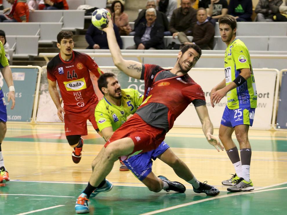 El pivote Alberto Val, preparado para lanzar en la victoria liguera del Bada Huesca ante Zamora.
