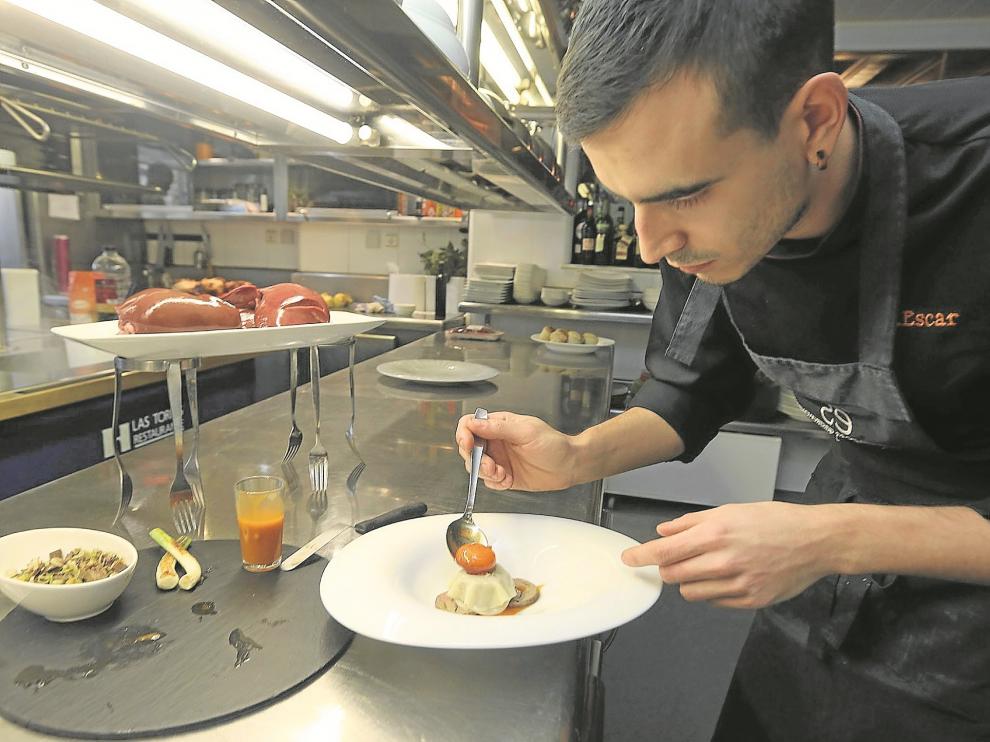 Guillermo Escar, cocinero del restaurante Las Torres de Huesca, preparando un plato de hígado de Ternasco de Aragón y huevos.