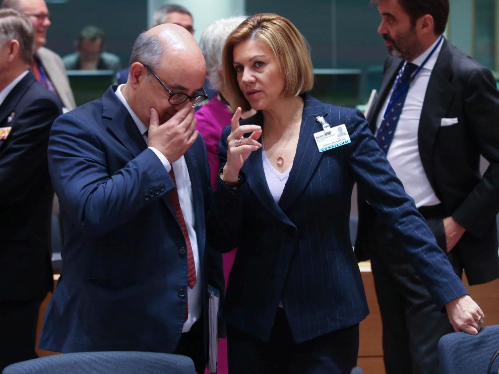 María Dolores de Cospedal junto a su homólogo portugués en el Consejo de ministros de Defensa.