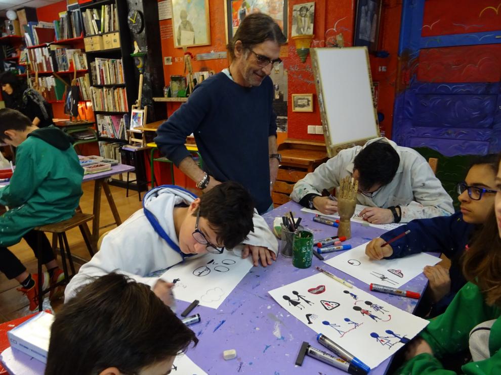 Los participantes en el proyecto creativo trabajando en el estudio del artista Fernando Sanagustín.