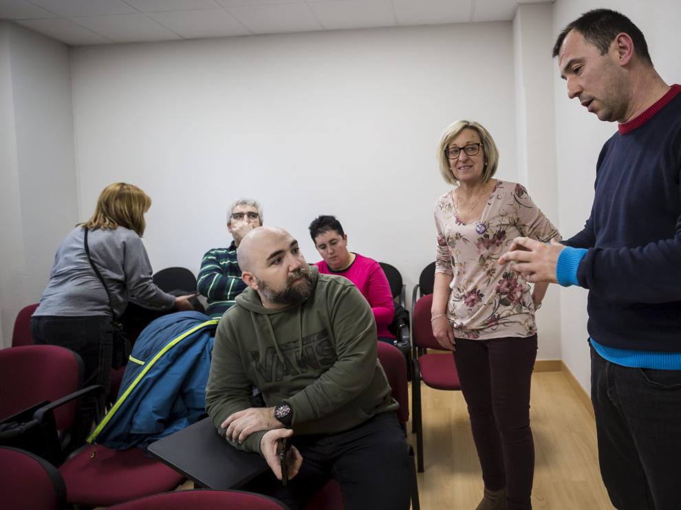 Vicente Canet, de pie, y Ana Sánchez, en la asamblea.