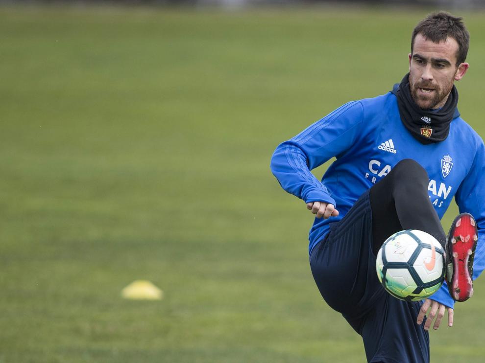 Mikel González, en un entrenamiento del Real Zaragoza.