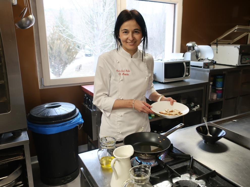 María José Meda, chef con estrella Michelin en la cocina de El Batán (Tramacastilla).