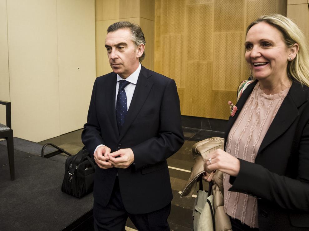 El presidente del PP de Aragón, Luis María Beamonte, y la directora general del Trabajo Autónomo, Carmen Casero, en Zaragoza.