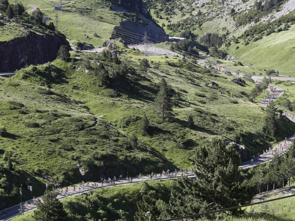 Carretera sinuosa de acceso al Somport por Candanchú durante la pasada carrera ciclista Quebrantahuesos.