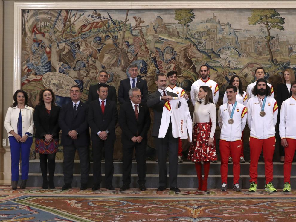 Martí Vigo, a la derecha de la imagen, este martes en la recepción de los Reyes a los olímpicos en La Zarzuela.