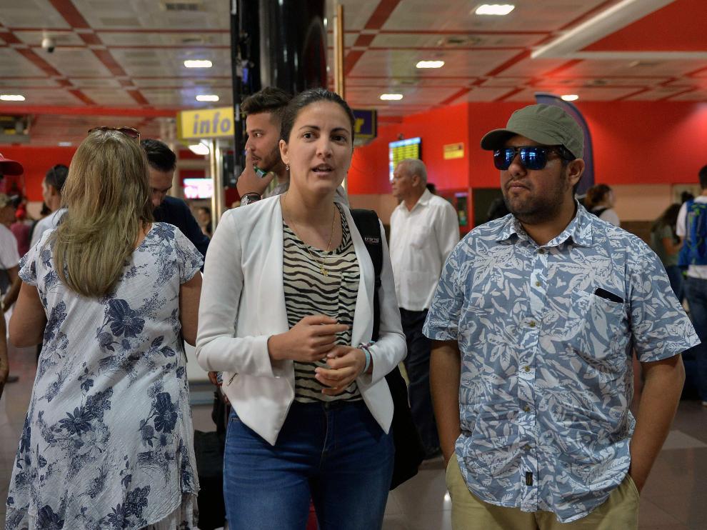Rosa María Payá esperando la llegada de los dos exmandatarios en el aeropuerto en el que fueron retenidos.