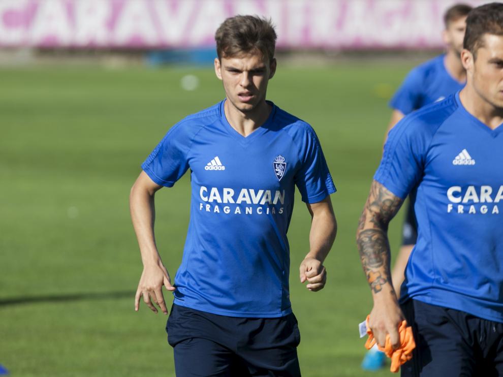 Aleix Febas, durante un entrenamiento en la Ciudad Deportiva. A su derecha, Jorge Pombo