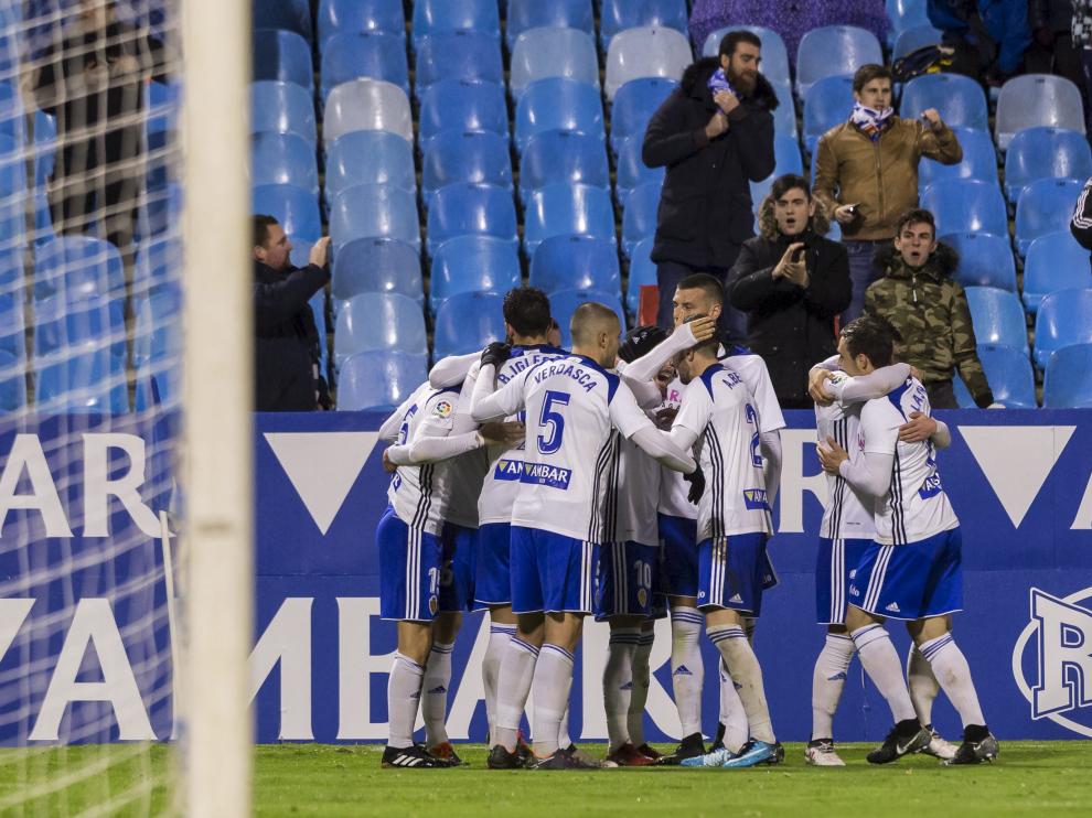 Los jugadores celebran el triunfo frente al Lugo.