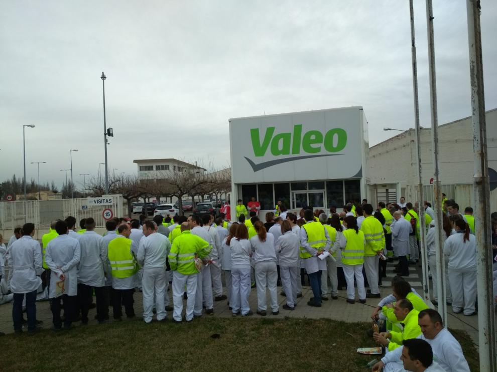 Trabajadores de Valeo a las puertas de la planta con motivo del 8-M.
