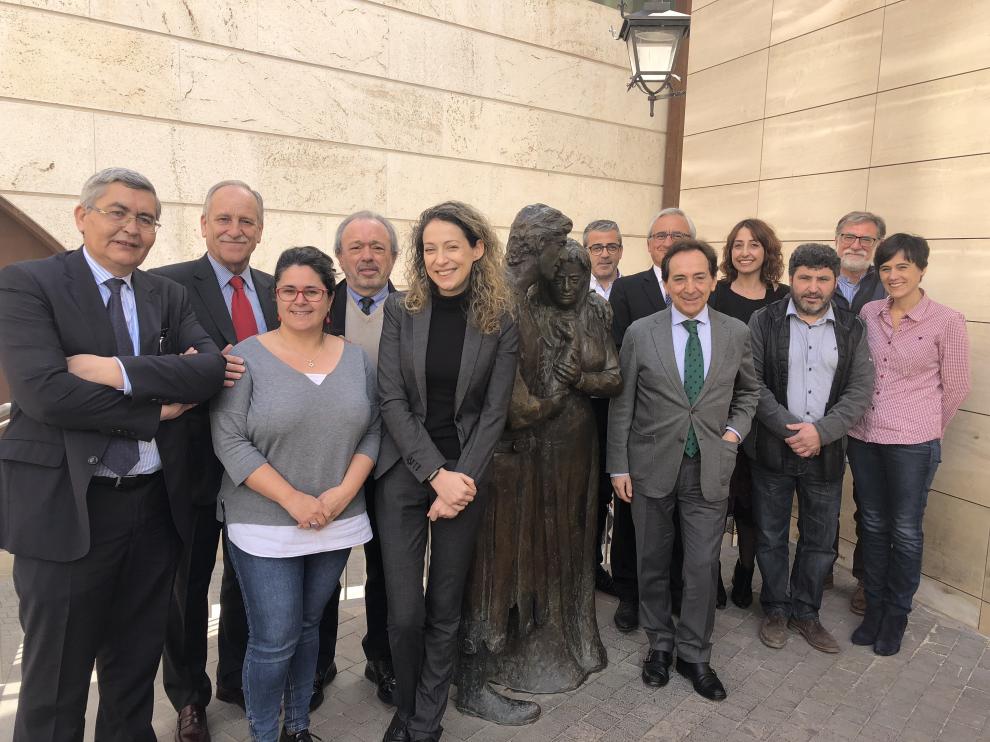 La comisionada frente al Reto Demográfico, Edelmira Barreira -quinta por la izquierda, en la foto-, con ADEA en Teruel.