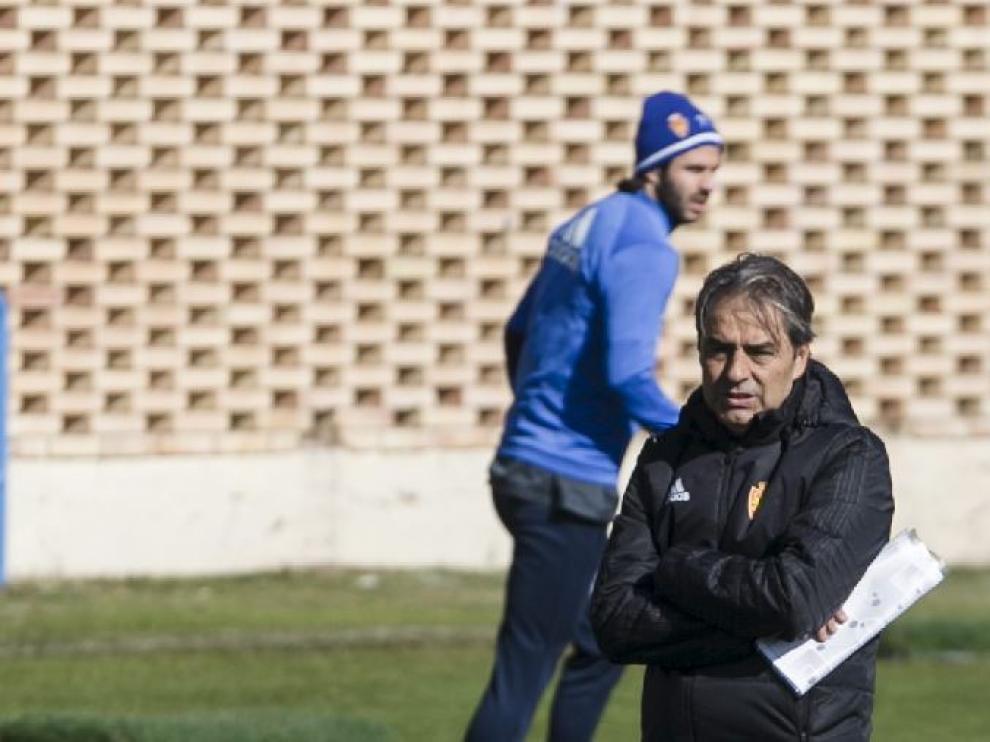 Natxo González, con Buff detrás de él en segundo plano, en el ensayo del Real Zaragoza.