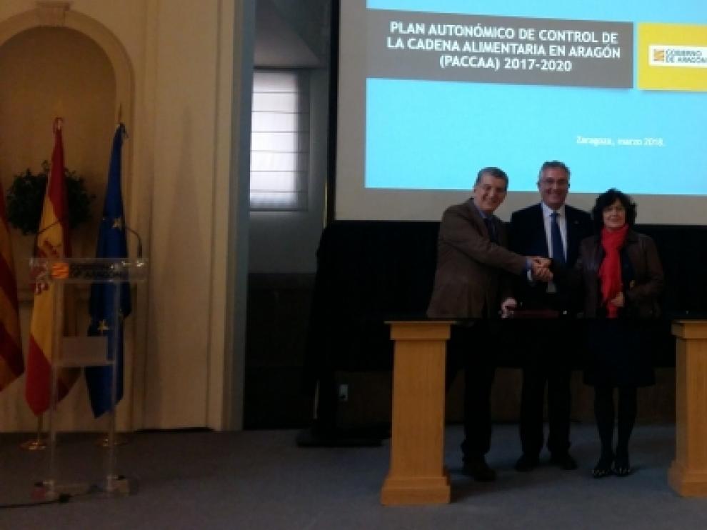 Los consejeros Celaya, Olona y Broto durante la firma del nuevo Plan de Control de la Cadena Alimentaria de Aragón.