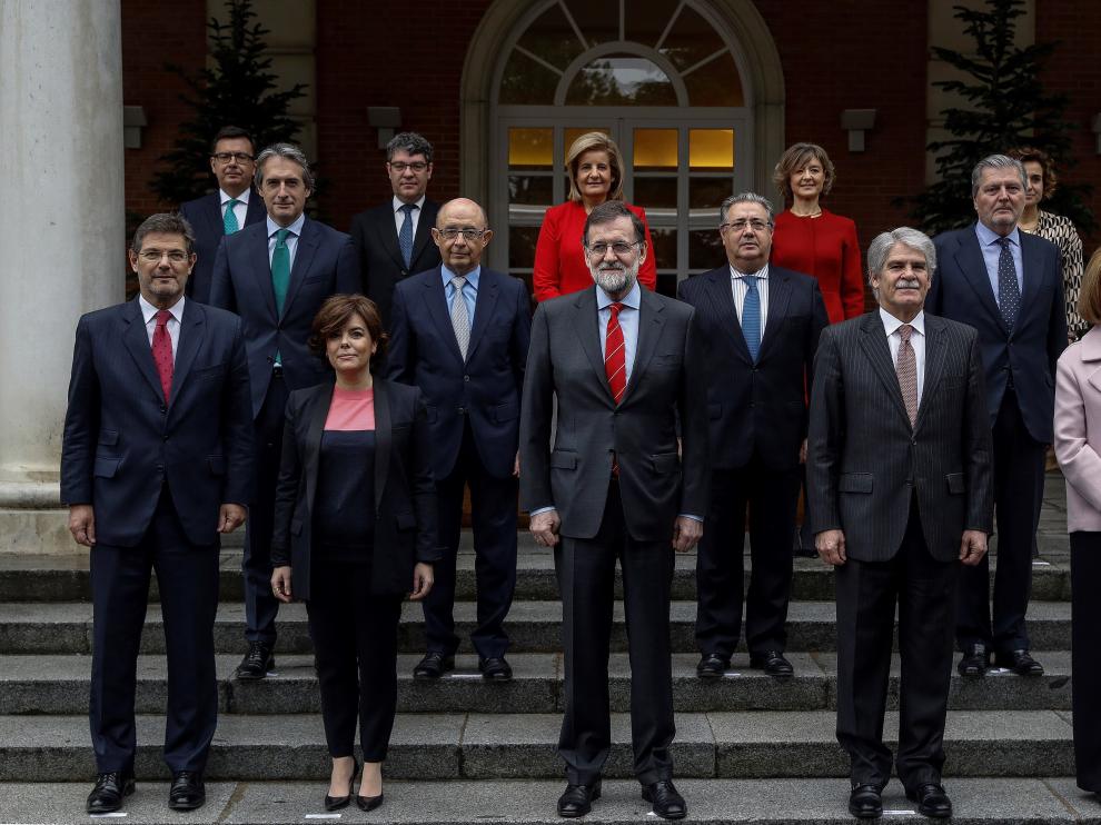 Román Escolano, arriba a la izquierda, posa en la foto oficial del Gobierno tras su incorporación al equipo de Rajoy.