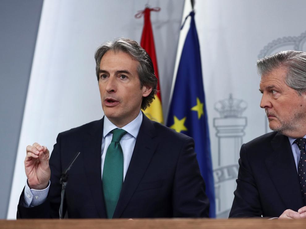 El ministro de Fomento, a la izquierda, presentó ayer el plan de vivienda tras el Consejo de Ministros.