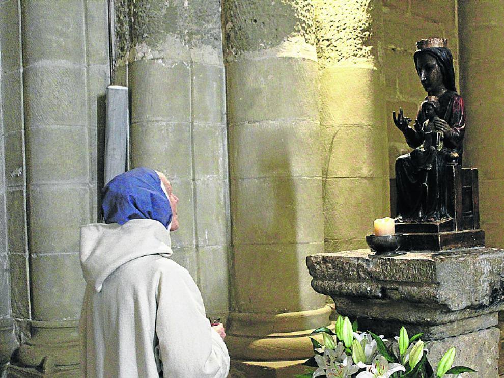 La priora Sylvie frente a la virgen del Coro.